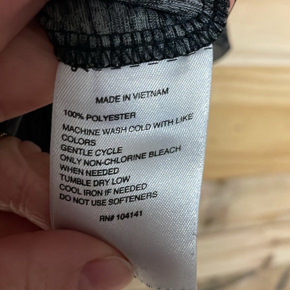 Reebok size medium gray and black short sleeve workout shirt dry wick - Picture 4 of 5